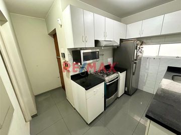 Departamento Con Terraza Y Dos Cómodas Habitaciones Cerca De Wong De Chacarilla En San Borja
