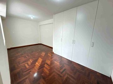 VENDO DPTO + ESTACIONAMIENTO EN MIRAFLORES - FRENTE A PARQUE.