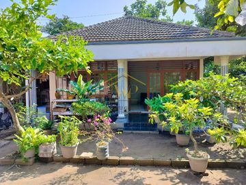 RUMAH SECOND DENGAN TANAH LUAS DEKAT JALAN JOGJA SOLO
