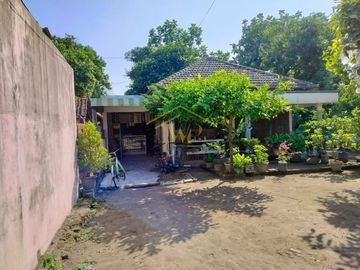 RUMAH SECOND DENGAN TANAH LUAS DEKAT JALAN JOGJA SOLO