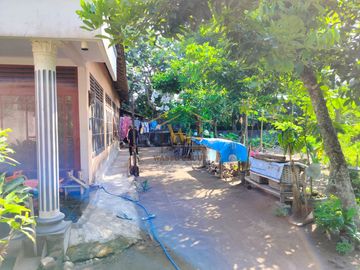 RUMAH SECOND DENGAN TANAH LUAS DEKAT JALAN JOGJA SOLO