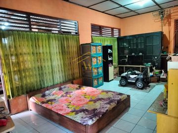 RUMAH SECOND DENGAN TANAH LUAS DEKAT JALAN JOGJA SOLO