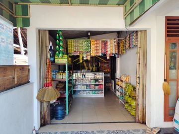 RUMAH SECOND DENGAN TANAH LUAS DEKAT JALAN JOGJA SOLO