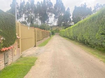Elegante villa en venta con 1.500m2T sector San Joaquín