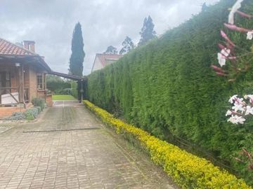 Elegante villa en venta con 1.500m2T sector San Joaquín