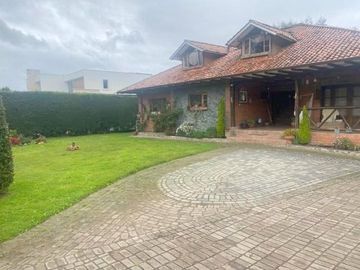 Elegante villa en venta con 1.500m2T sector San Joaquín