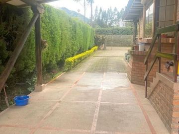 Elegante villa en venta con 1.500m2T sector San Joaquín