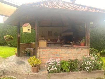 Elegante villa en venta con 1.500m2T sector San Joaquín