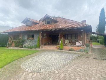 Elegante villa en venta con 1.500m2T sector San Joaquín