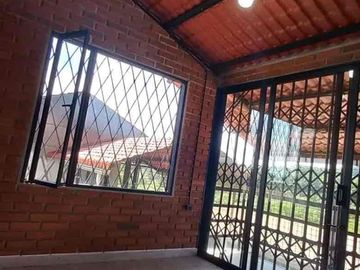 Propiedad Comercial en el Puyo | Casa + Asadero Listo + Garage 30 Autos | 2000m²