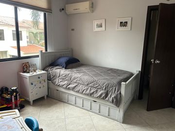 VENDO MUY LINDA CASA EN SAMBORONDÓN DE 3 DORMITORIOS