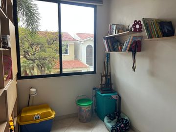 VENDO MUY LINDA CASA EN SAMBORONDÓN DE 3 DORMITORIOS