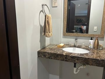 VENDO MUY LINDA CASA EN SAMBORONDÓN DE 3 DORMITORIOS