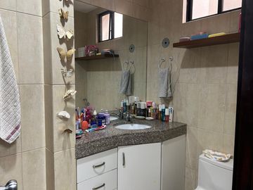 VENDO MUY LINDA CASA EN SAMBORONDÓN DE 3 DORMITORIOS