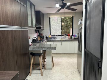 VENDO MUY LINDA CASA EN SAMBORONDÓN DE 3 DORMITORIOS
