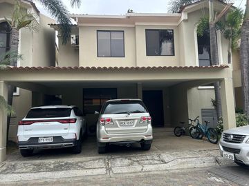VENDO MUY LINDA CASA EN SAMBORONDÓN DE 3 DORMITORIOS