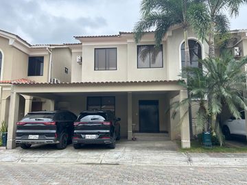 VENDO HERMOSA CASA EN SAMBORONDÓN DE 3 DORMITORIOS