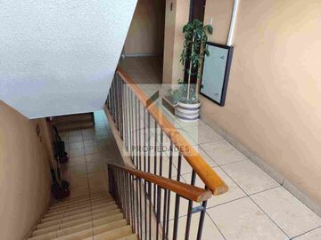 Se vende departamento de 3 dormitorios en el centro de Valparaíso.