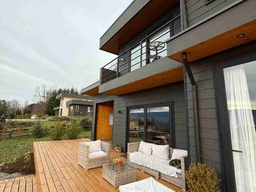 casa con hermosa vista al lago en condominio en sector Los Riscos de Pucon
