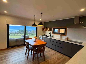 casa con hermosa vista al lago en condominio en sector Los Riscos de Pucon