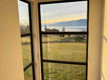 casa con hermosa vista al lago en condominio en sector Los Riscos de Pucon