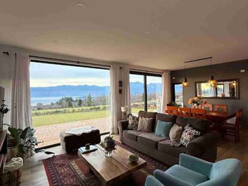 casa con hermosa vista al lago en condominio en sector Los Riscos de Pucon