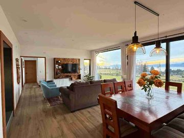 casa con hermosa vista al lago en condominio en sector Los Riscos de Pucon