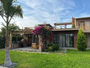 Gran Venta: Casa De Campo Con Piscina En 1,000 M²