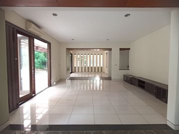 House For Rent 4 Bedrooms, Private Pool & Big Garden - Kuningan Jakarta Selatan