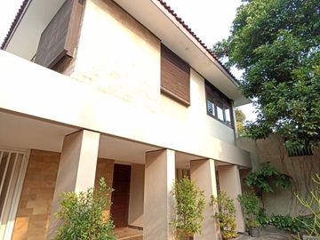 House For Rent 4 Bedrooms, Private Pool & Big Garden - Kuningan Jakarta Selatan