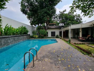 House For Rent with 4 Bedrooms, Pool and Big Garden, Location at Kuningan South Jakarta