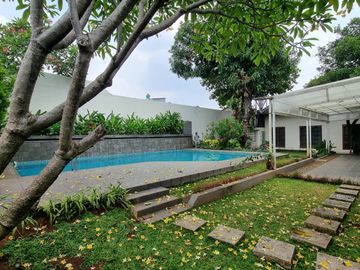 House For Rent with 4 Bedrooms, Pool and Big Garden, Location at Kuningan South Jakarta