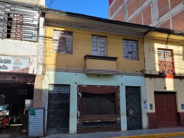 Vendo Casa  de 2 pisos como Terreno en Huánuco –  A espaldas de la Plaza de Armas –Excelente zona comercial