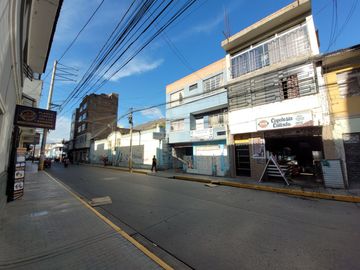 Vendo Casa  de 2 pisos como Terreno en Huánuco –  A espaldas de la Plaza de Armas –Excelente zona comercial