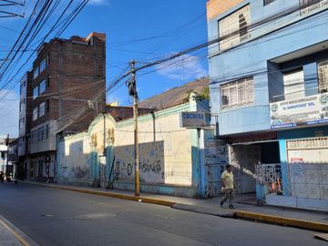 Vendo Casa  de 2 pisos como Terreno en Huánuco –  A espaldas de la Plaza de Armas –Excelente zona comercial