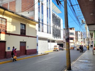Vendo Casa  de 2 pisos como Terreno en Huánuco –  A espaldas de la Plaza de Armas –Excelente zona comercial