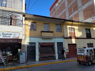 Vendo Casa  de 2 pisos como Terreno en Huánuco –  A espaldas de la Plaza de Armas –Excelente zona comercial