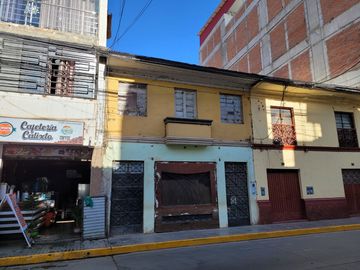 Vendo Casa  de 2 pisos como Terreno en Huánuco –  A espaldas de la Plaza de Armas –Excelente zona comercial