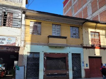 Vendo Casa  de 2 pisos como Terreno en Huánuco –  A espaldas de la Plaza de Armas –Excelente zona comercial