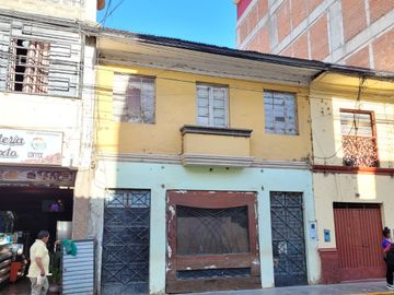 Vendo Casa  de 2 pisos como Terreno en Huánuco –  A espaldas de la Plaza de Armas –Excelente zona comercial