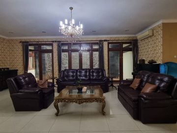 For Rent Big House with 5 Bedrooms, Location at Kuningan South Jakarta