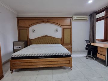 For Rent Big House with 5 Bedrooms, Location at Kuningan South Jakarta