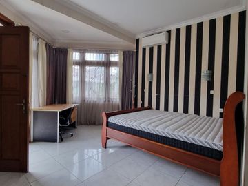 For Rent Big House with 5 Bedrooms, Location at Kuningan South Jakarta