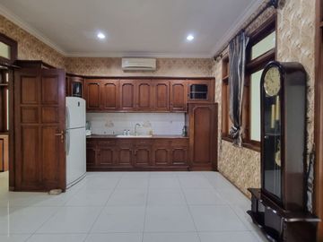 For Rent Big House with 5 Bedrooms, Location at Kuningan South Jakarta