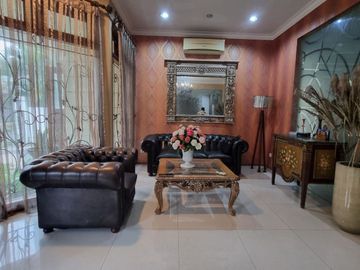 For Rent Big House with 5 Bedrooms, Location at Kuningan South Jakarta
