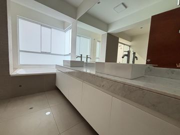 VENDO LINDO DPTO CON  AMPLIA TERRAZA VISTA AL GOLF