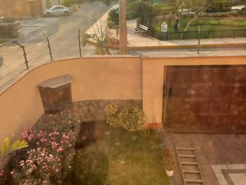 CASA con 3 FRENTES, VISTA  A PARQUE  4 DORMITORIOS