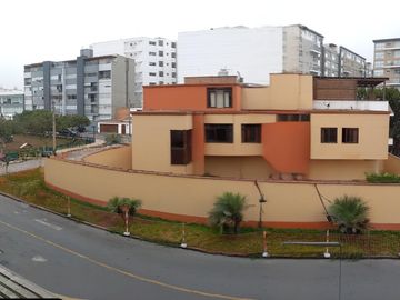 CASA con 3 FRENTES, VISTA  A PARQUE  4 DORMITORIOS