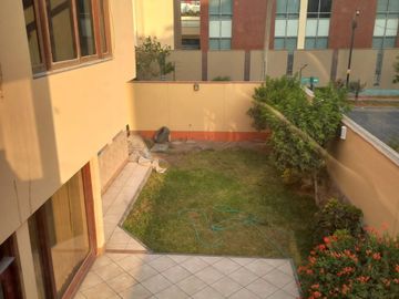 CASA con 3 FRENTES, VISTA  A PARQUE  4 DORMITORIOS
