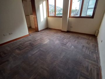 CASA con 3 FRENTES, VISTA  A PARQUE  4 DORMITORIOS